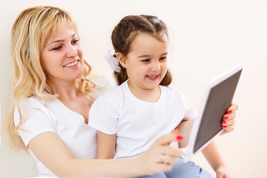Featured image for Supporting your child in remote learning - The transition from school-based learning to remote learning can be stressful and confusing for parents. Here are some tips on how to support your child.